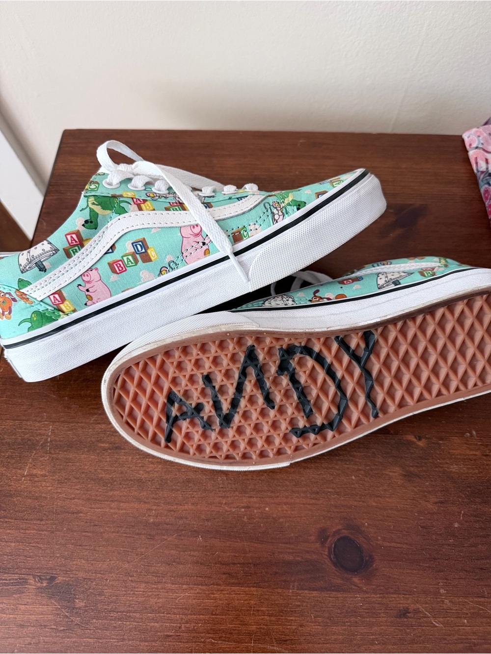 Vans x Disney Pixar Toy Story Andy Room Sneakers Size 6.5/8 Slinky Dog Keychain - Picture 7 of 12